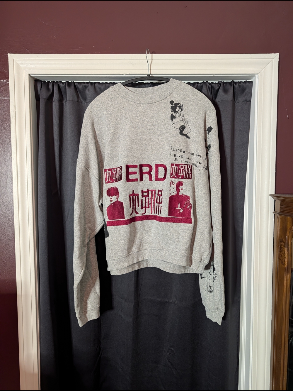ERD Oceanic Gray Graphic Crewneck Sweatshirt with Burgundy Motif NWT